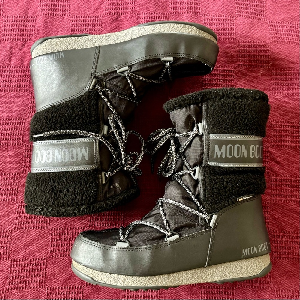 Women’s black waterproof winter Moon Boot size US 7 / euro 39